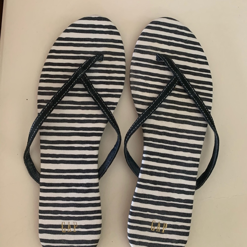 NWOT Gap flip flops